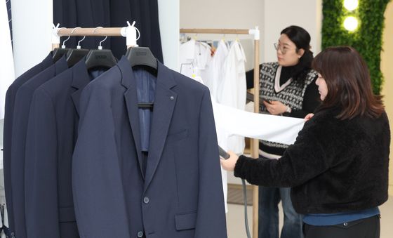 '면접 정장 무료로 대여하세요'