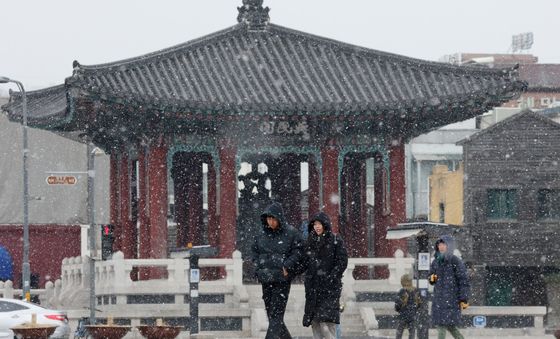 눈 내리는 화성행궁