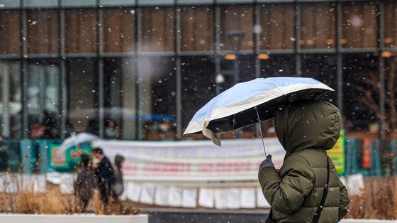 우산쓰고 발걸음 옮기는 시민들