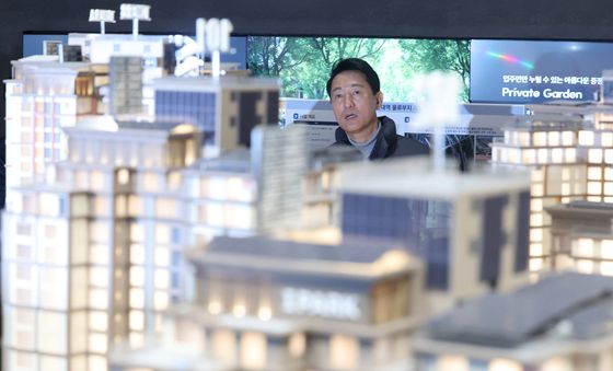 모델하우스 둘러보는 오세훈 서울시장