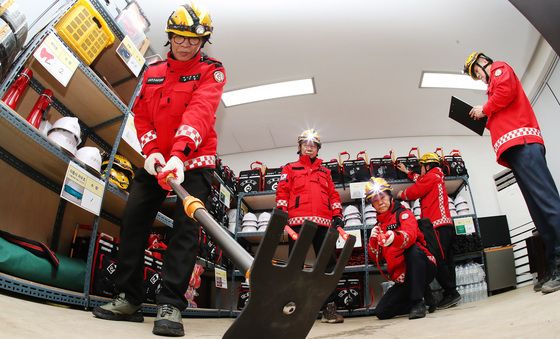 산불진화장비 점검하는 진화대원