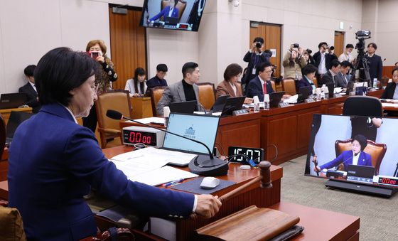 법사위 개의하는 추미애 위원장