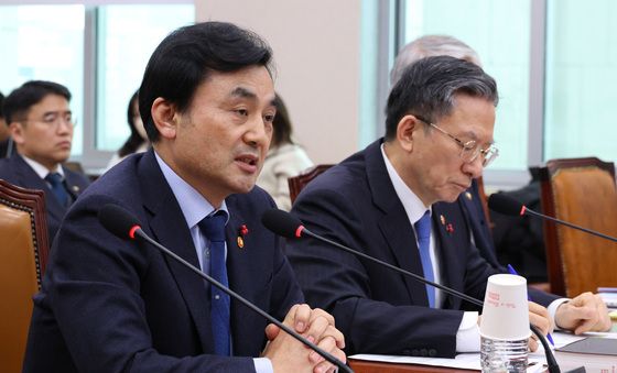 답변하는 안규백 국방장관