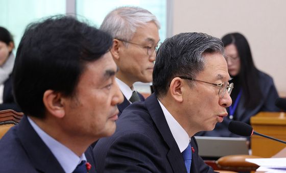 답변하는 정성호 법무장관