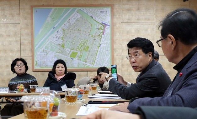 주민들과 의견 나누는 서강석 송파구청장