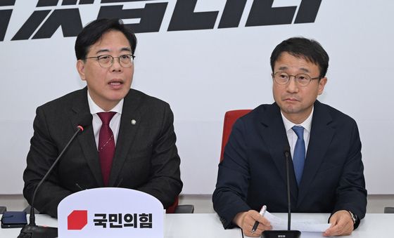 한병도 민주당 신임 원내대표 만나 인사말하는 송언석 국민의힘 원내대표