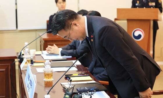 고개 숙여 인사하는 윤호중 행안부 장관