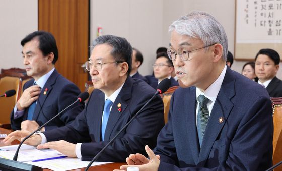 의원 질의 답변하는 천대엽 처장