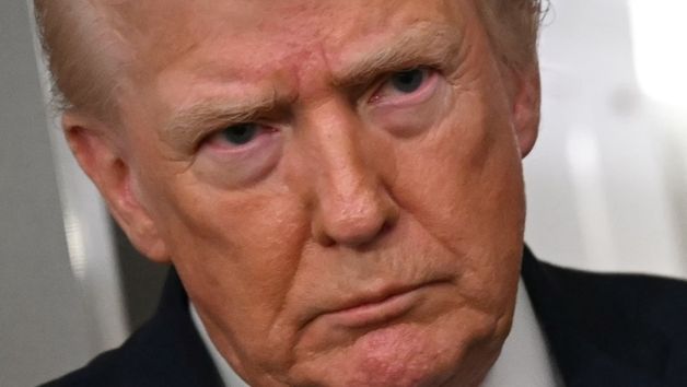 [포토] 기자를 응시하는 트럼프 대통령