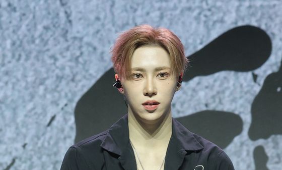 아르노, 목발 짚고 쇼케이스 참석