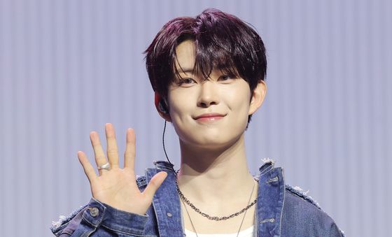 건우, 보조개 미남