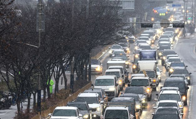 정체되는 차량 '폭설주의'