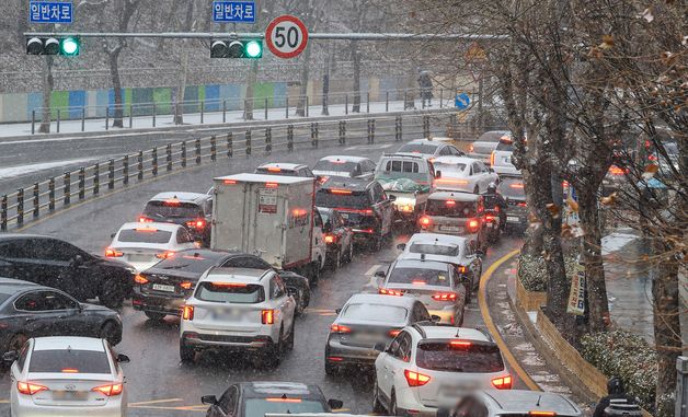 초록불에도 못가는 차들