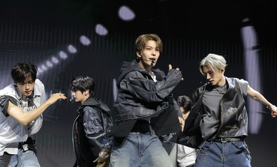 알파드라이브원, 핫 데뷔