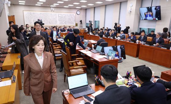 종합특검법 반대 퇴장하는 국민의힘