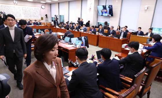 법사위 퇴장하는 국민의힘