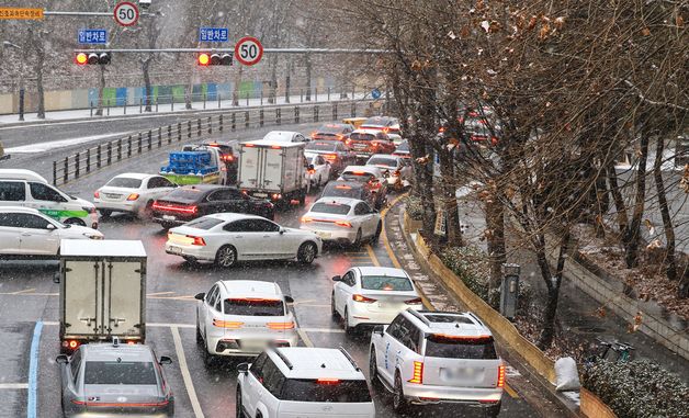 눈 내리는 서울도심, 정체된 도로