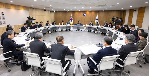 보건복지부 산하기관 업무보고 받는 정은경 장관