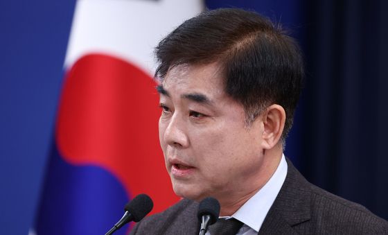 정당 지도부 오찬 간담회 일정 브리핑 하는 김병욱 정무비서관