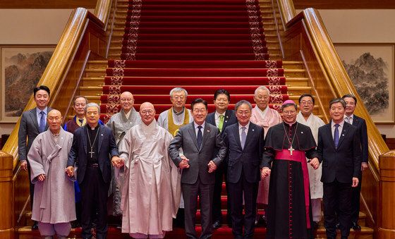 종교지도자들과 기념촬영 하는 이재명 대통령