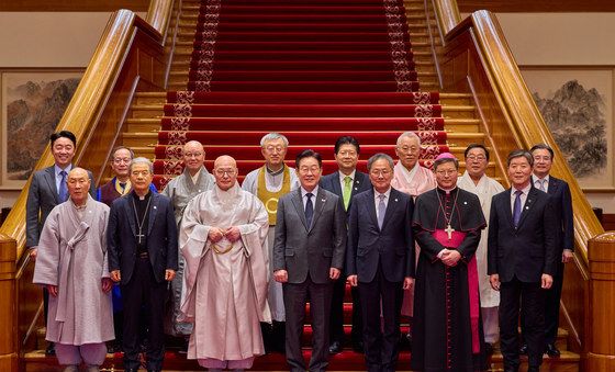 종교지도자들과 기념촬영 하는 이재명 대통령