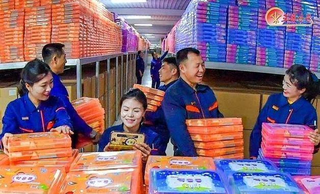 北 "학용품 생산에 힘 넣어"…룡봉학용품공장 조명