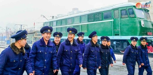 北 "증송의 기적 더 높이"…평양기관차대 수송전사 조명
