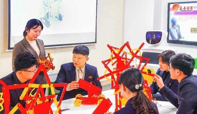 北 "로보트 교육 수준 제고 위한 탐구"…평양교원대 교육자 조명
