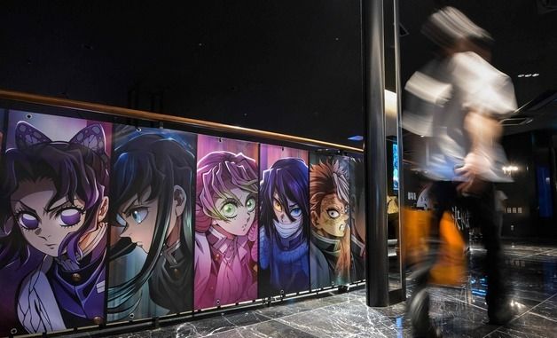[포토] 도쿄 시내 영화관에 걸린 '귀멸의 칼날' 간판