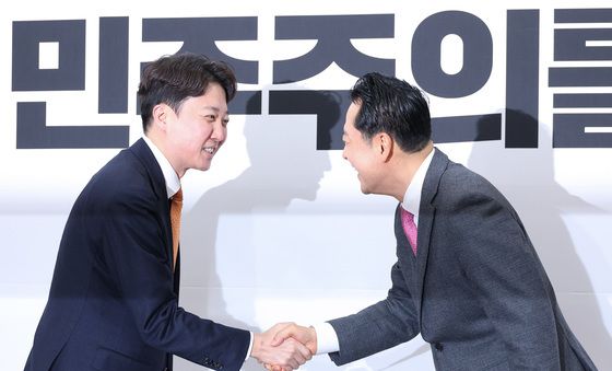 악수하는 장동혁·이준석