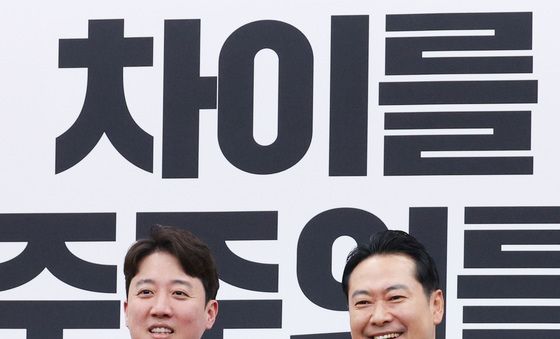 '통일교 특검법 논의' 악수하는 장동혁·이준석