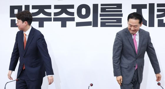 자리로 향하는 장동혁·이준석