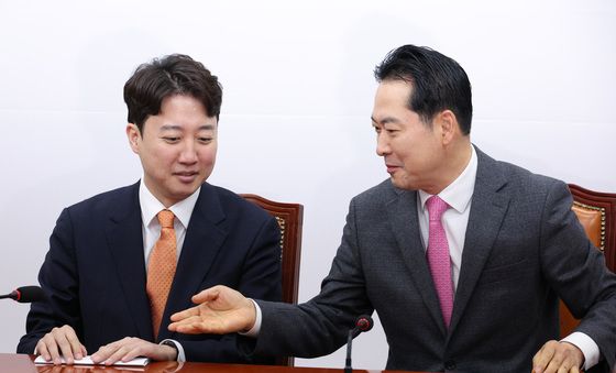 대화하는 장동혁·이준석