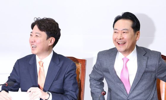 미소짓는 장동혁·이준석 대표