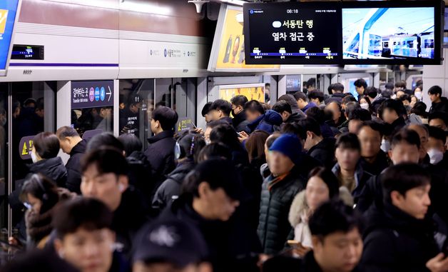 서울 시내버스 파업, 출근길 지하철 인산인해