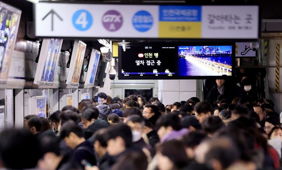 버스파업으로 지하철로 몰린 시민들