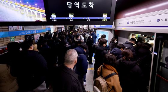 서울 시내버스 파업으로 지하철로 몰려든 시민들