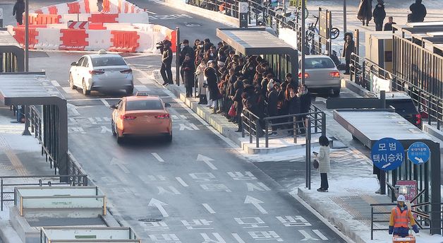 멈춰선 서울 시내버스에 택시 기다리는 시민들