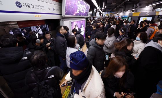 버스파업으로 출근길 붐비는 지하철