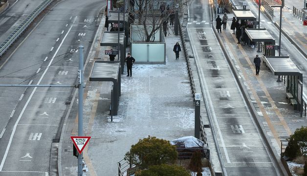 서울 시내버스 전면 파업 속 광역버스 기다리는 시민들