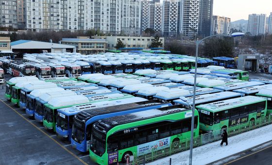 차고지에 멈춰선 서울 시내버스