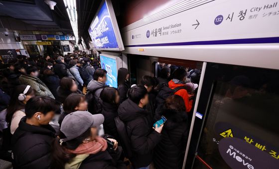 서울 시내버스 파업 본격돌입... '붐비는 지하철'