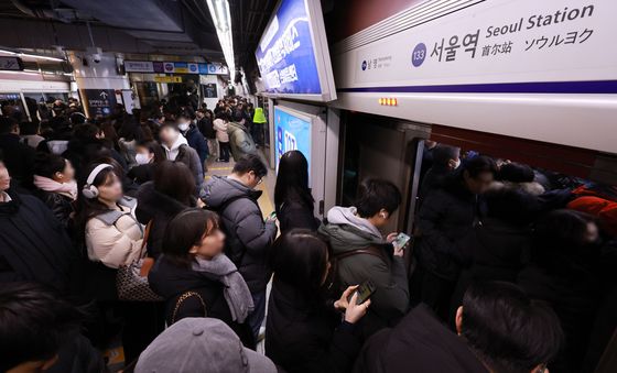 '서울 시내버스 파업 돌입' 출근길 붐비는 지하철