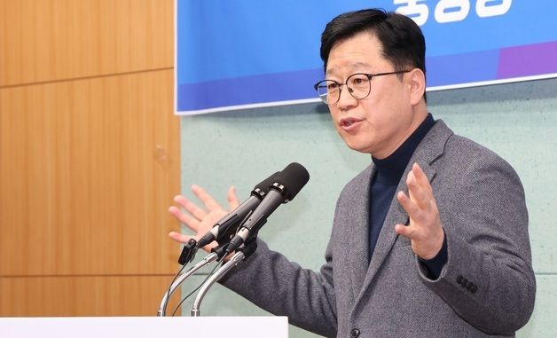 질의에 답변하는 안호영 위원장