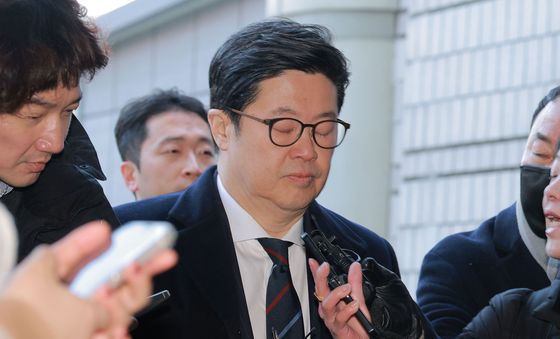 눈 질끈 감은 MBK 김병주 회장