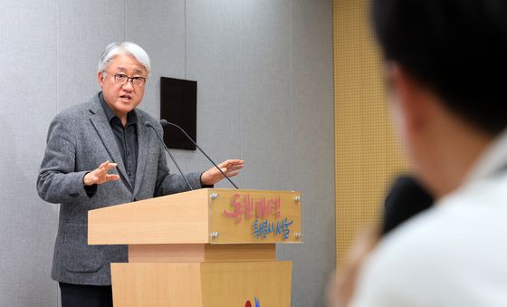 질문 답변하는 김정환 버스사업조합 이사장