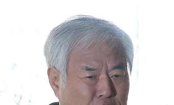 인상 쓰는 전광훈 목사