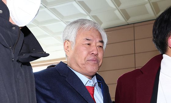 수색증명서 들고 영장심사 출석하는 전광훈