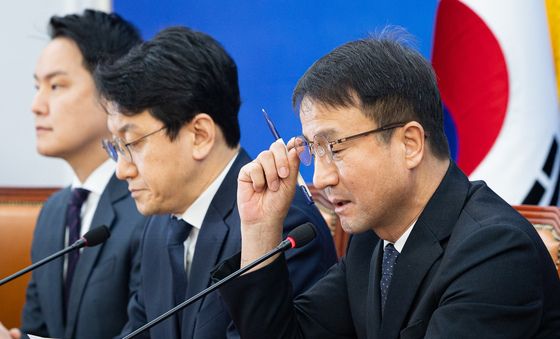 안경 고쳐 쓰는 한병도 민주당 원내대표