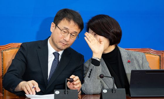 대화 나누는 한병도·한정애